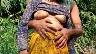 खेत में बुला के गांव वाली काकी की चुदाई कर दी