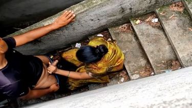 छत की सीढ़ियों पर घपाघप आंटी की चुदाई