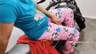 मोटर साइकिल पर चुदी आंटी