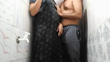 बाथरूम में भाभी की चुदाई