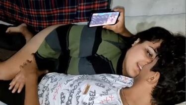 फ़ोन पे बिजी था और गर्लफ्रेंड लण्ड पे चढ़ गयी