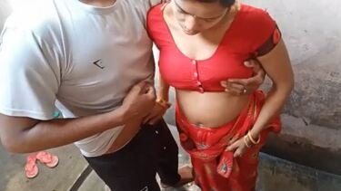 साडी उठा के मारी पड़ोसन की चुत