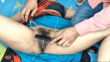 नाइ ने की भाभी की चुत की सफाई
