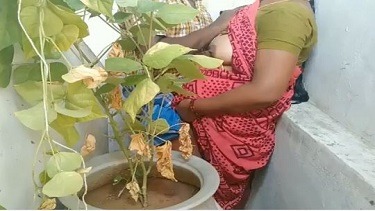 खोपचे में देसी मैड की चुदाई