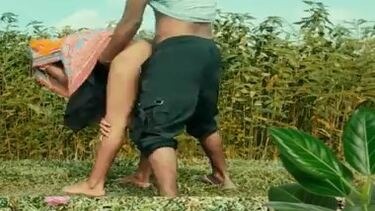 खेतो में गांव की भाभी की चुदाई