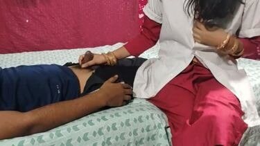 डॉक्टर ने लण्ड पकड़ के चूसा