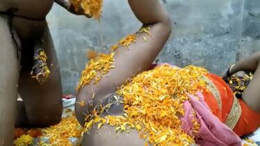 फूलो के साथ बीवी की चुदाई