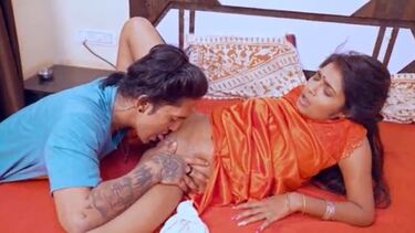 जवान लड़के ने चुत चाट के मूड बना दिया