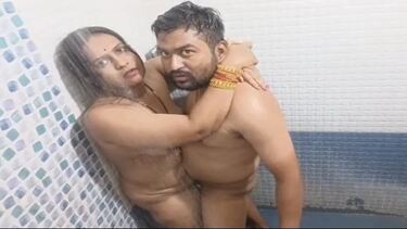 बाथरूम में आंटी की चुदाई करते रिकॉर्ड किया