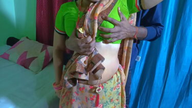 पीछे से दबा दिए कामवाली के बूब्स