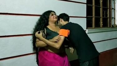 गार्डन में पडोसी बंगाली आंटी की चुदाई