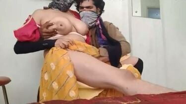टीवी मैकेनिक ने अकेली भाभी को चोदा